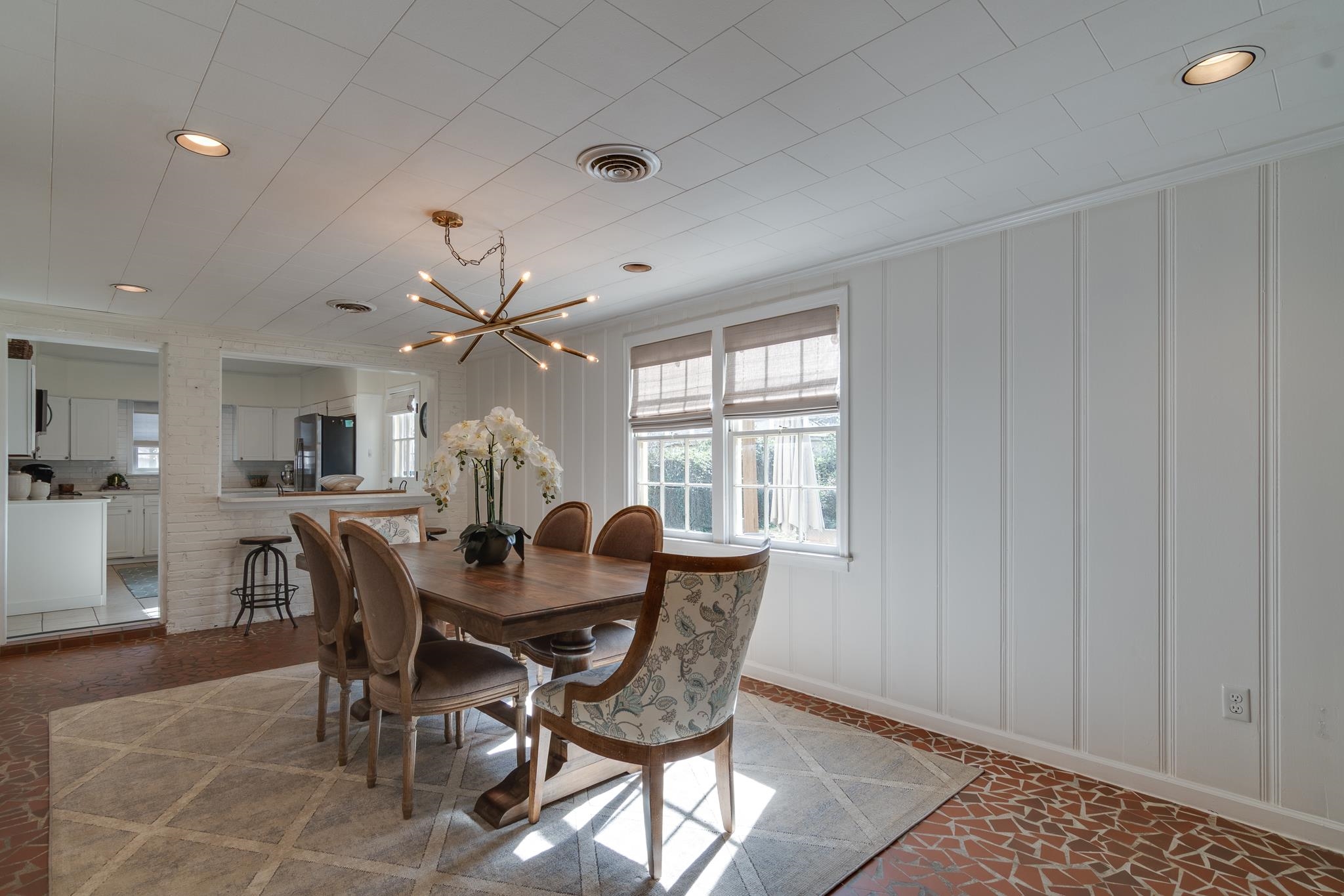 337 North White Station Road Memphis, TN 38117 - Photo 10 of 37 Dining room featuring recessed lighting, visible vents, a decorative wall, and a notable chandelier