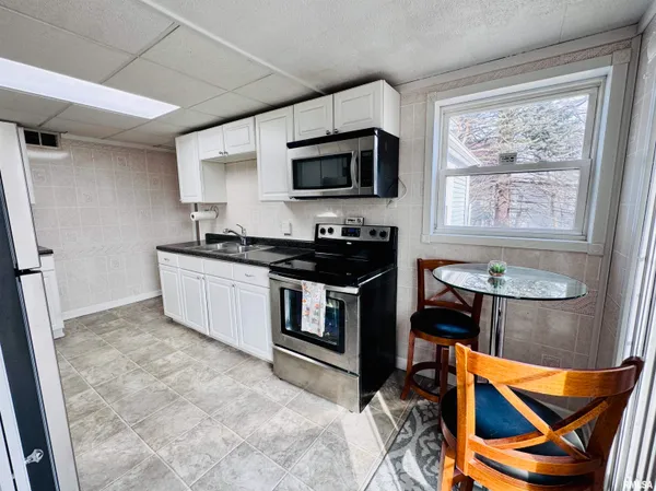 $126,000 | 1005 North Hawkinson Avenue, Galesburg, IL 61401