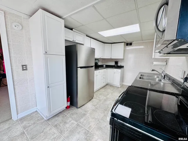 $129,500 | 1005 North Hawkinson Avenue, Galesburg, IL 61401