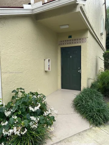 $300,000 | 18338 Northwest 68th Avenue, Unit L, Hialeah, FL 33015