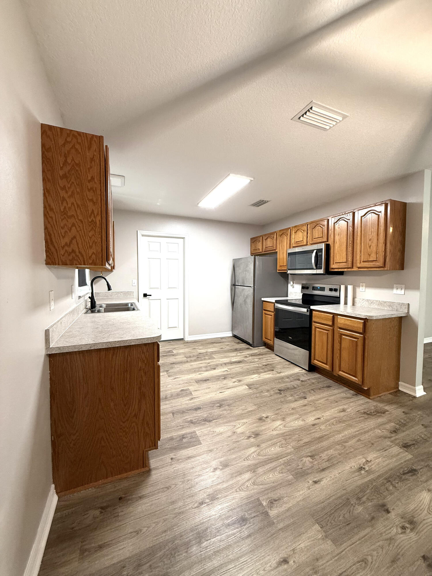 653 Southeast 13th Avenue Okeechobee, FL 34974 - Photo 2 of 26 IMG_1495