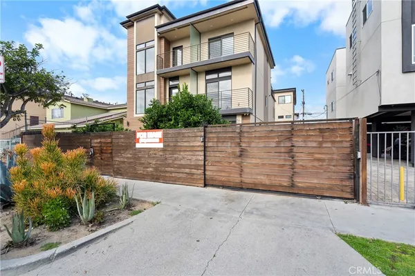 $3,950 | 6009 1/2 Barton Avenue, Los Angeles, CA 90038