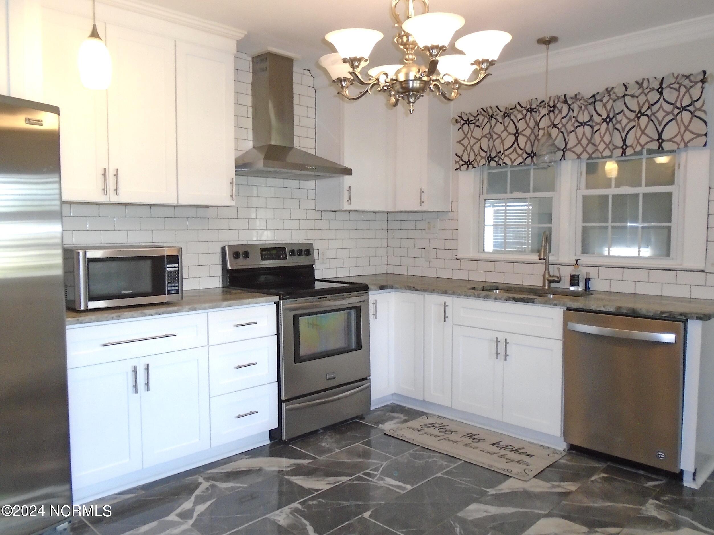 421 Clover Road Wilmington, NC 28405 - Photo 12 of 40 11