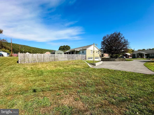 a view of yard with green space