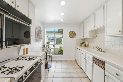 $650,000 | 18130 Andrea Circle North, Unit 4, Northridge, CA 91325
