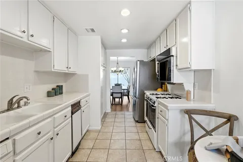 $650,000 | 18130 Andrea Circle North, Unit 4, Northridge, CA 91325