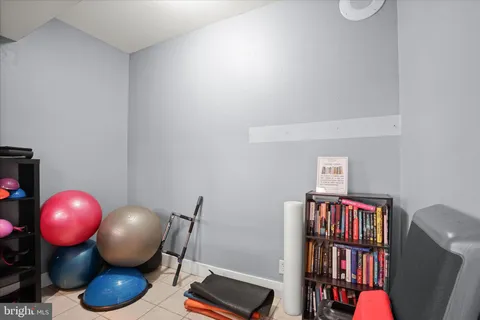 a view of sitting area with furniture and mirror