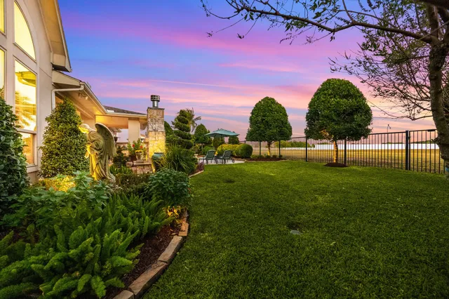 a view of a yard in front of the house