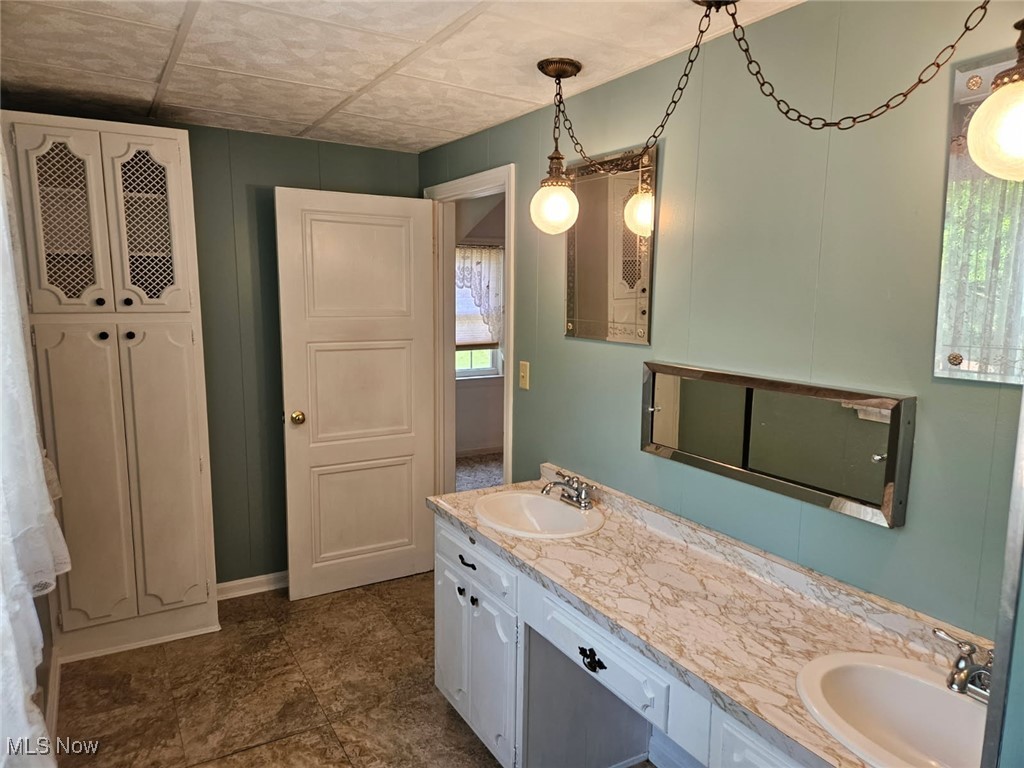 125 Canton Road Akron, OH 44312 - Photo 17 of 36 Full bathroom with double vanity