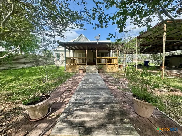 a view of yard with tree