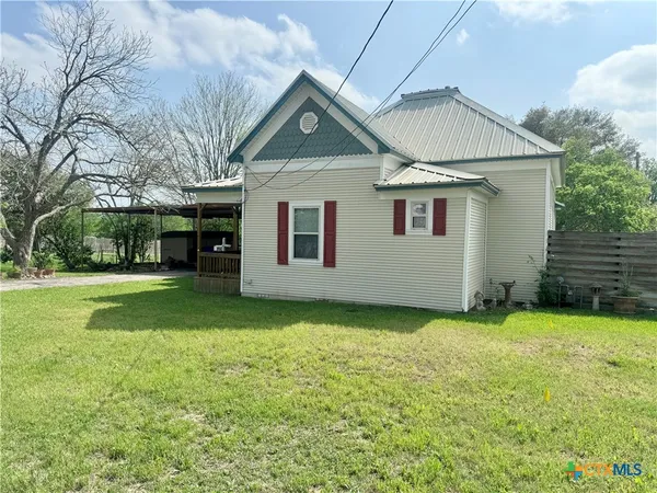 $164,900 | 706 West Street, Yoakum, TX 77995