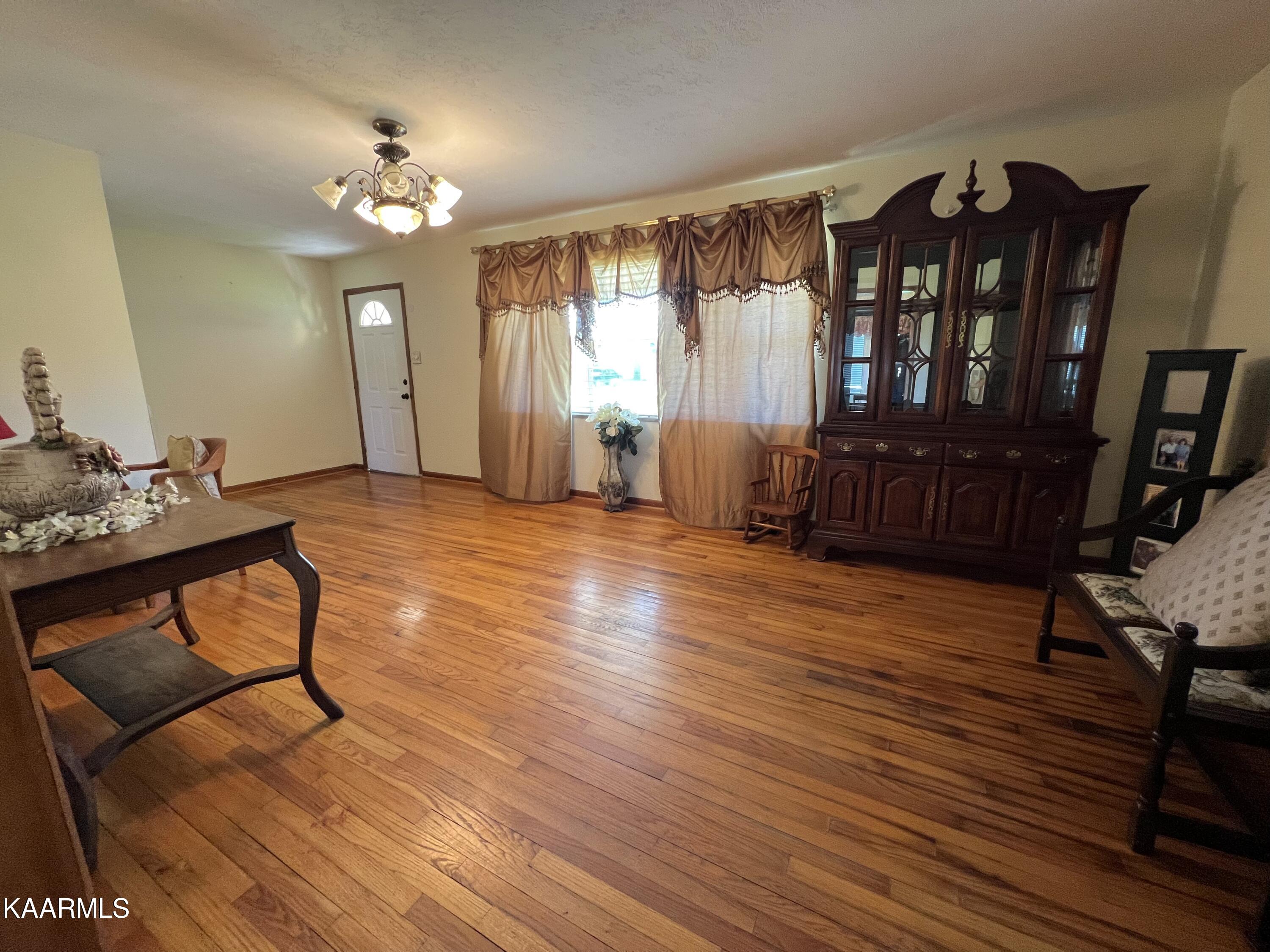 8000 Ewing Road Powell, TN 37849 - Photo 2 of 19 Living room