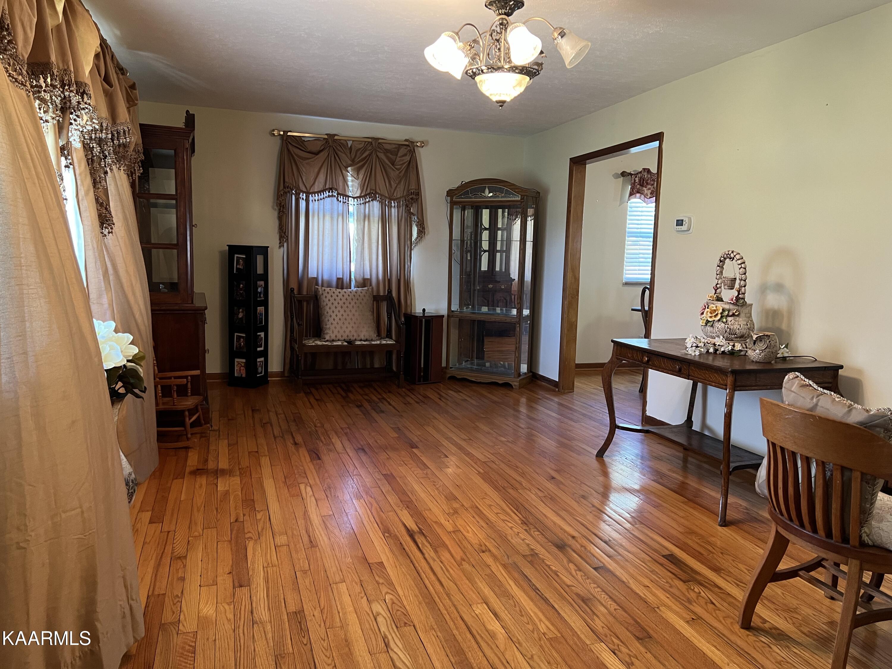 8000 Ewing Road Powell, TN 37849 - Photo 3 of 19 Living room photo 2