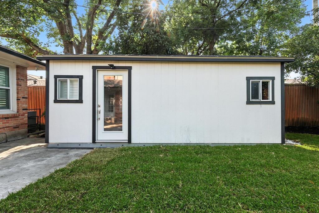 6116 St Moritz Avenue Dallas, TX 75214 - Photo 37 of 40 front view of a house with a yard
