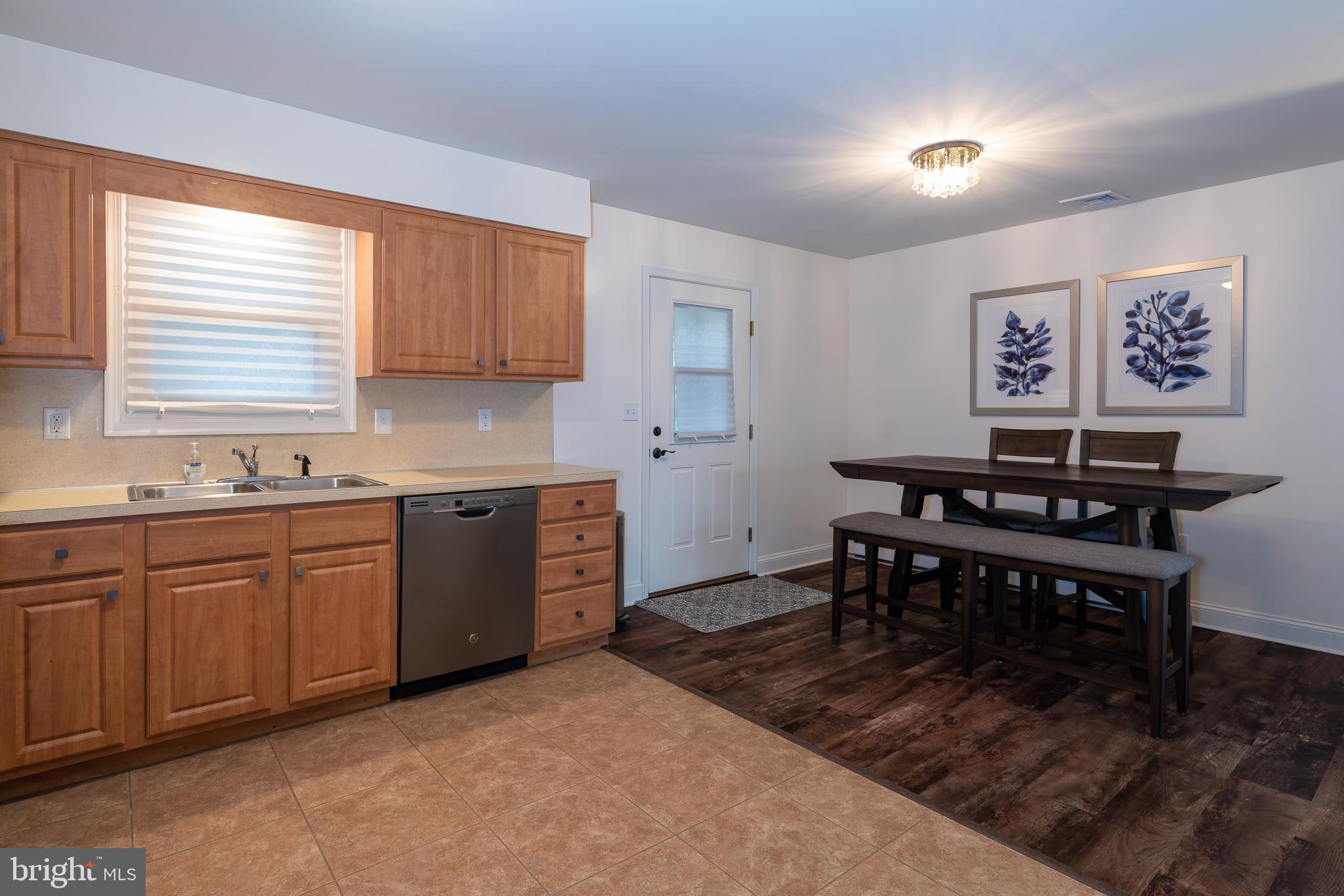 1297 Ridge Avenue Columbia, PA 17512 - Photo 8 of 33 Dining opens to Deck