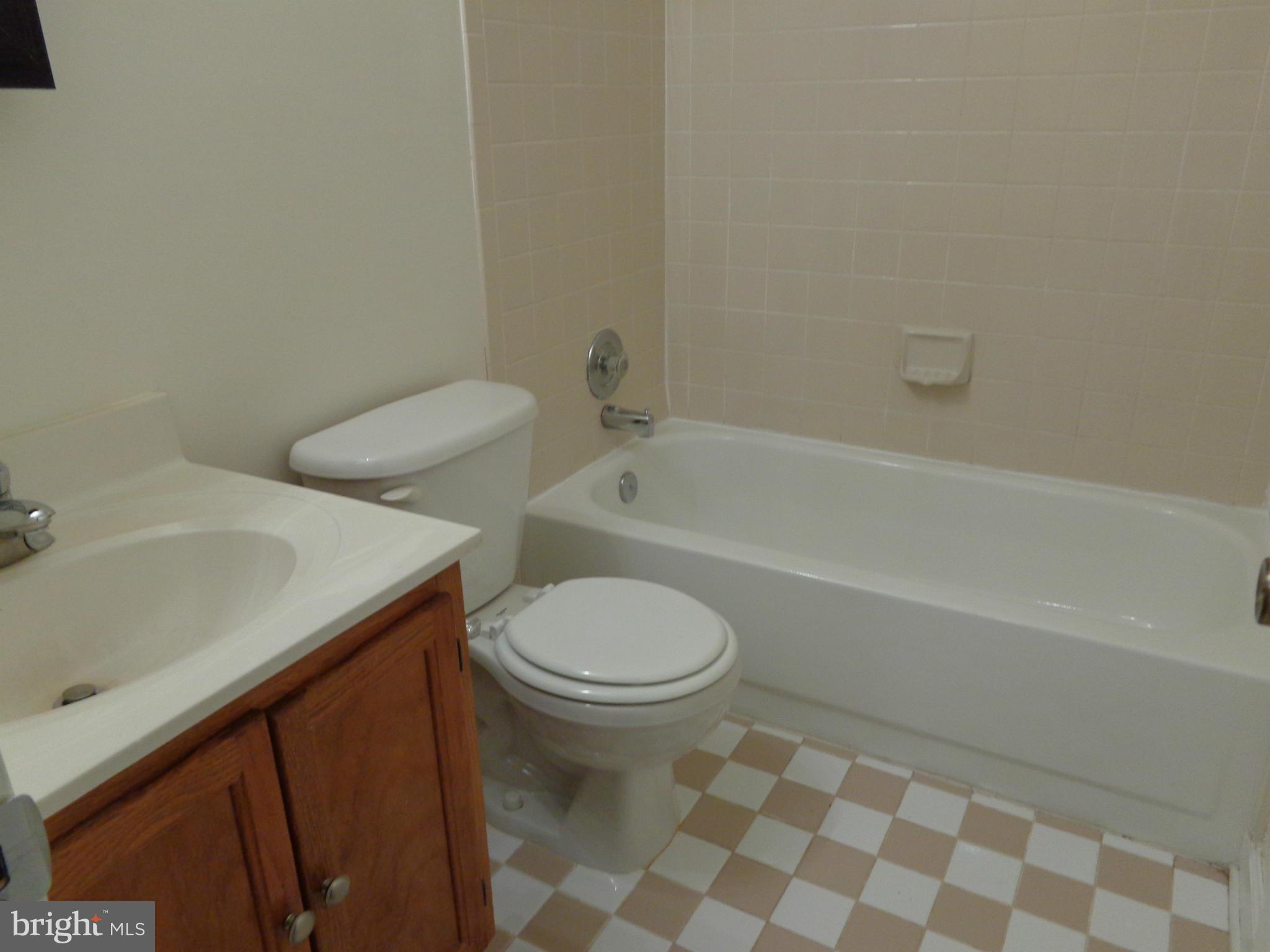7782 Gateshead Lane Manassas, VA 20109 - Photo 11 of 17 a bathroom with a sink toilet and bathtub