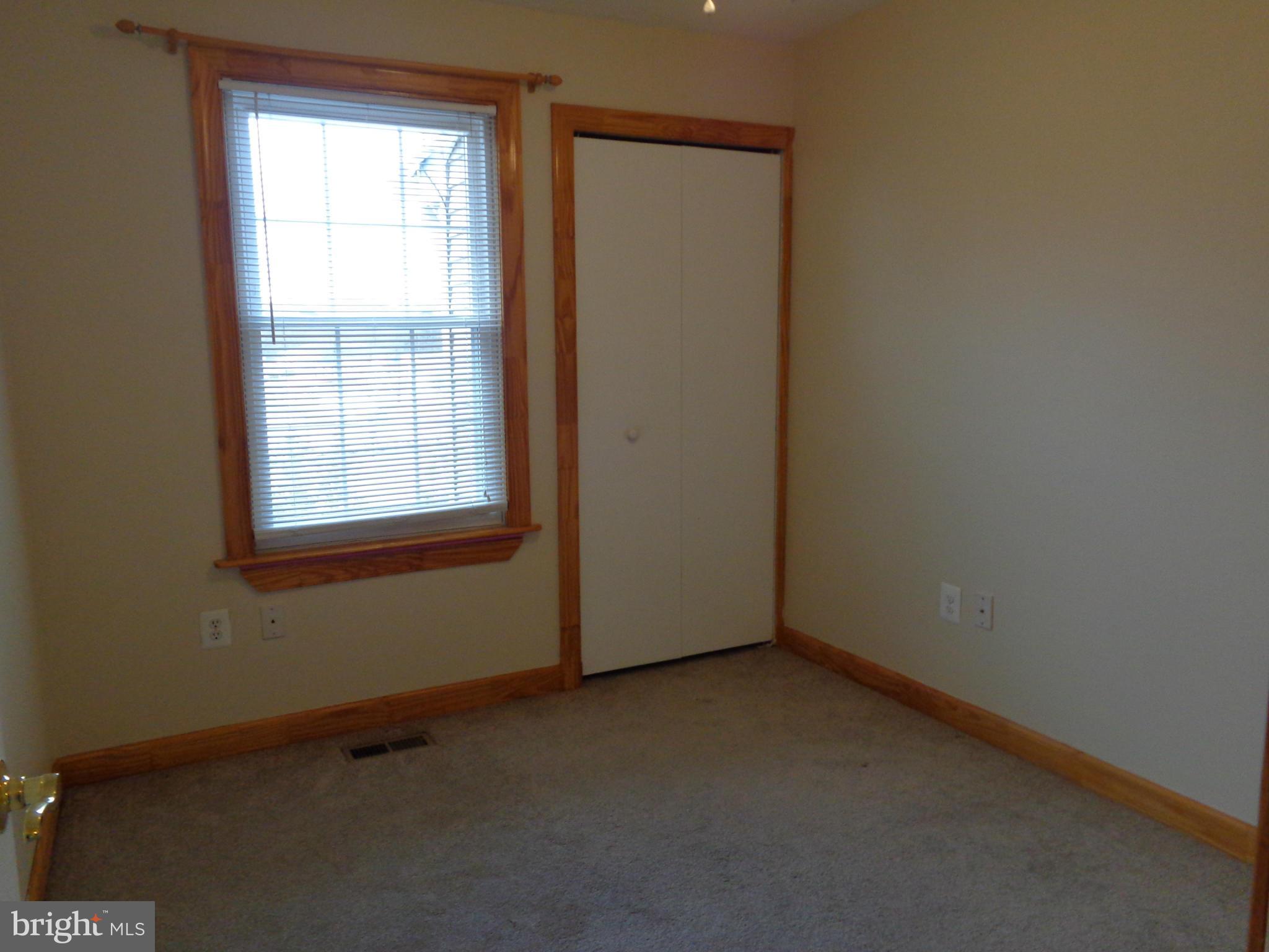 7782 Gateshead Lane Manassas, VA 20109 - Photo 12 of 17 an empty room with a window