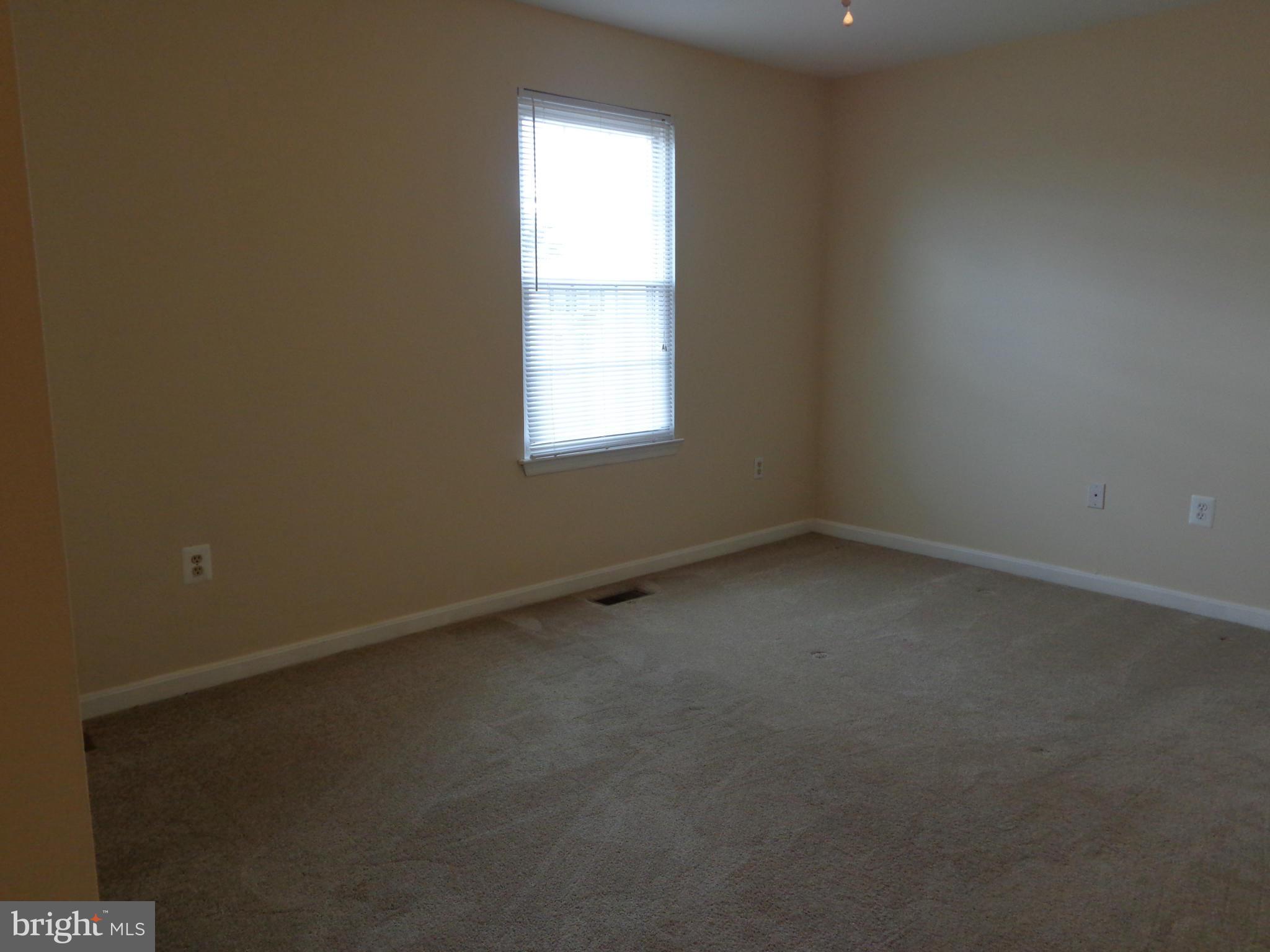 7782 Gateshead Lane Manassas, VA 20109 - Photo 14 of 17 an empty room with a window