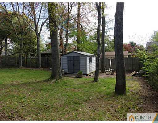 22 Lynnwood Road Edison, NJ 08820 - Photo 4 of 19 a backyard of a house with lots of green space