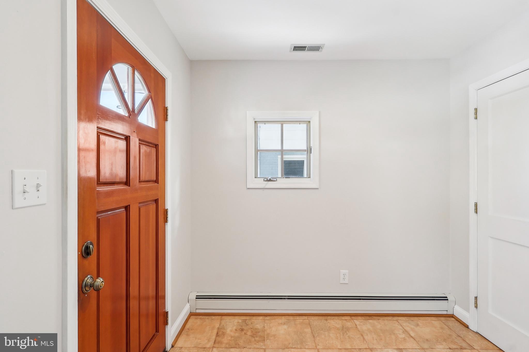 714 Chesapeake Avenue Silver Spring, MD 20910 - Photo 5 of 63 Entrance/Foyer