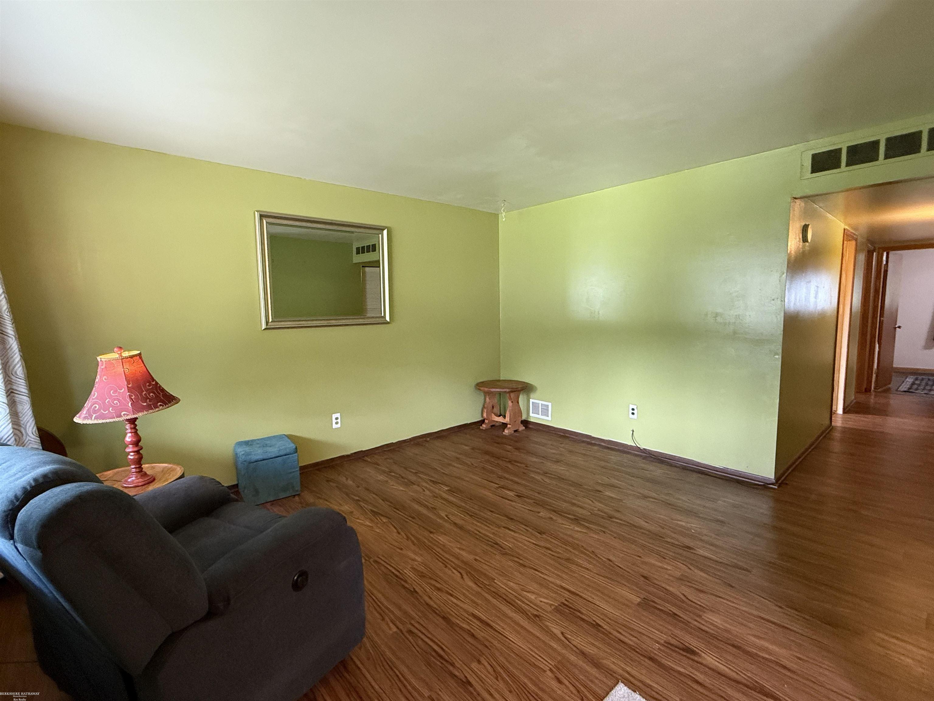14584 Stephens Road Warren, MI 48089 - Photo 5 of 28 50186078-467e24fc-a047-41cc-8523-294bd54036d5.JPG