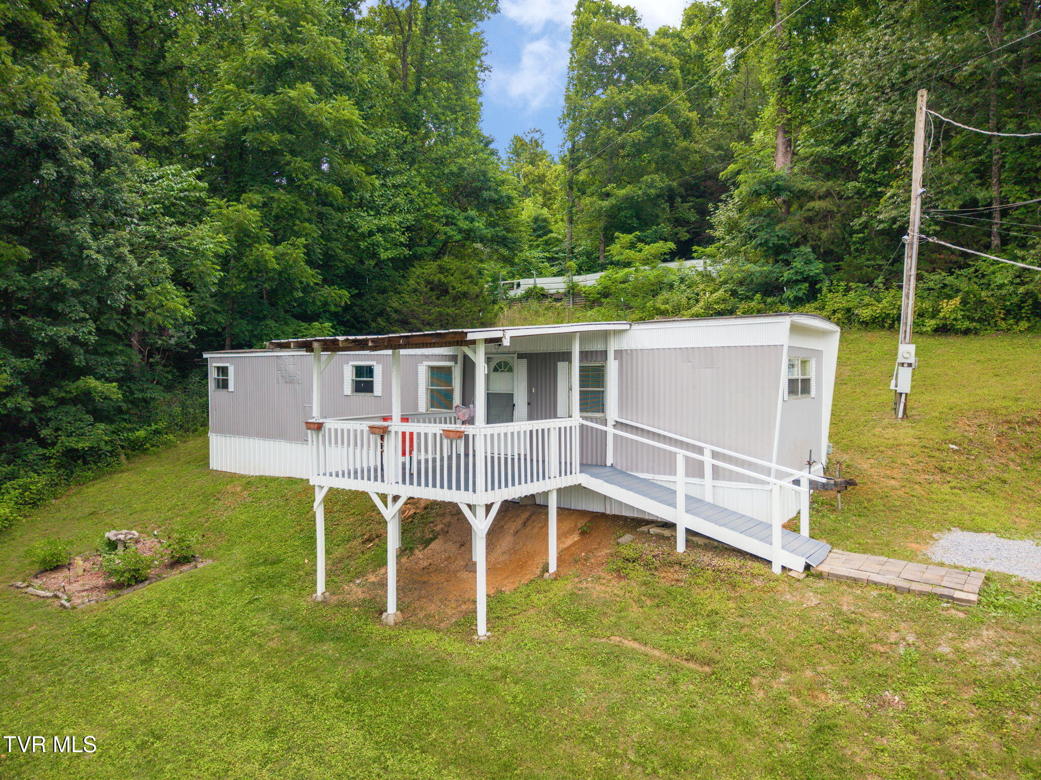 131 Russell Hill Road Elizabethton, TN 37643 - Photo 2 of 30 002