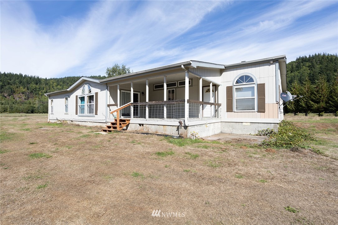 9223 Kendall Road Sumas, WA 98295 - Photo 3 of 31 front view of a house with a yard