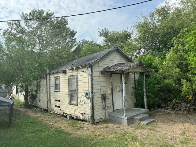 $26,999 | 712 Park Street, Sinton, TX 78387