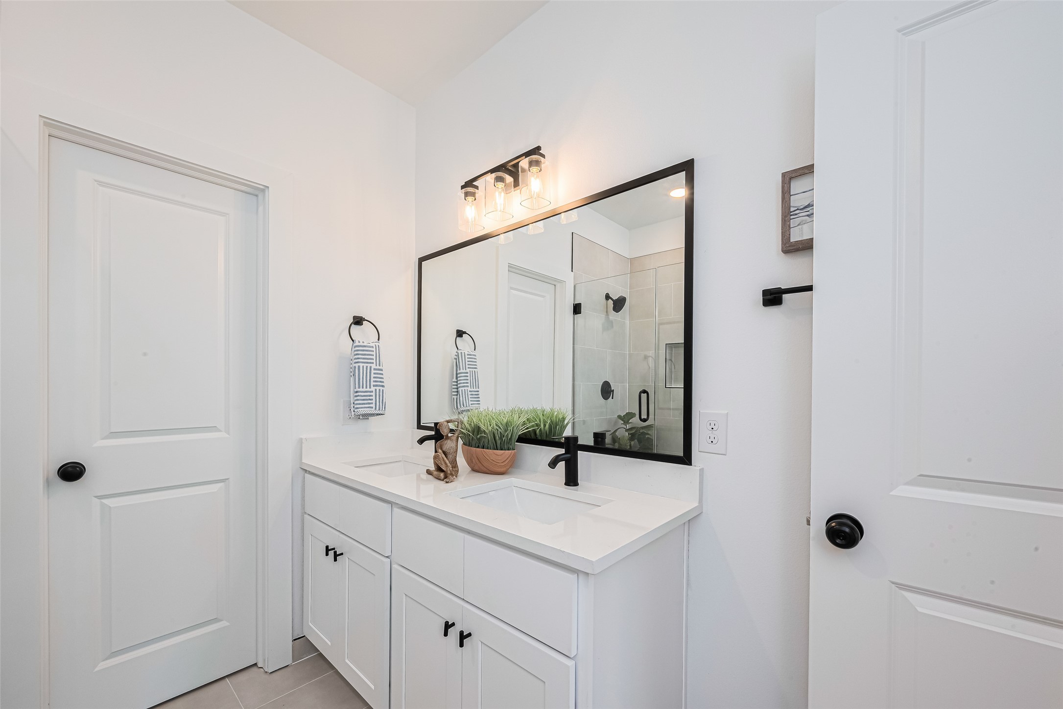 9437 Pembrook Street Houston, TX 77016 - Photo 16 of 25 a bathroom with a sink and a mirror