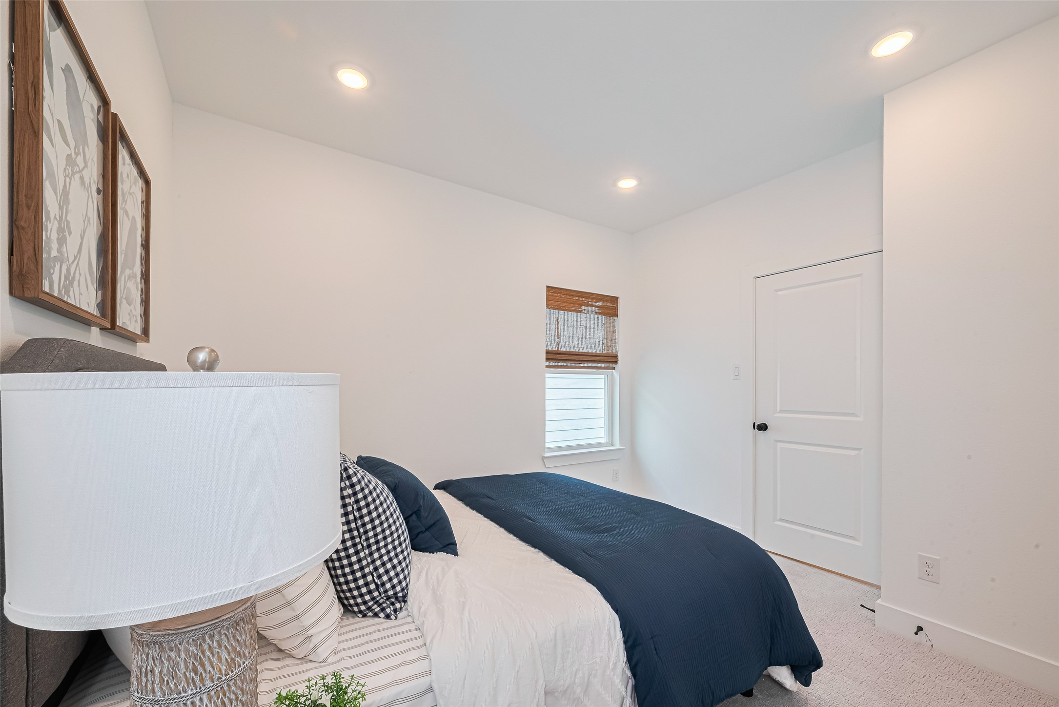 9437 Pembrook Street Houston, TX 77016 - Photo 19 of 25 a bedroom with a bed and a window