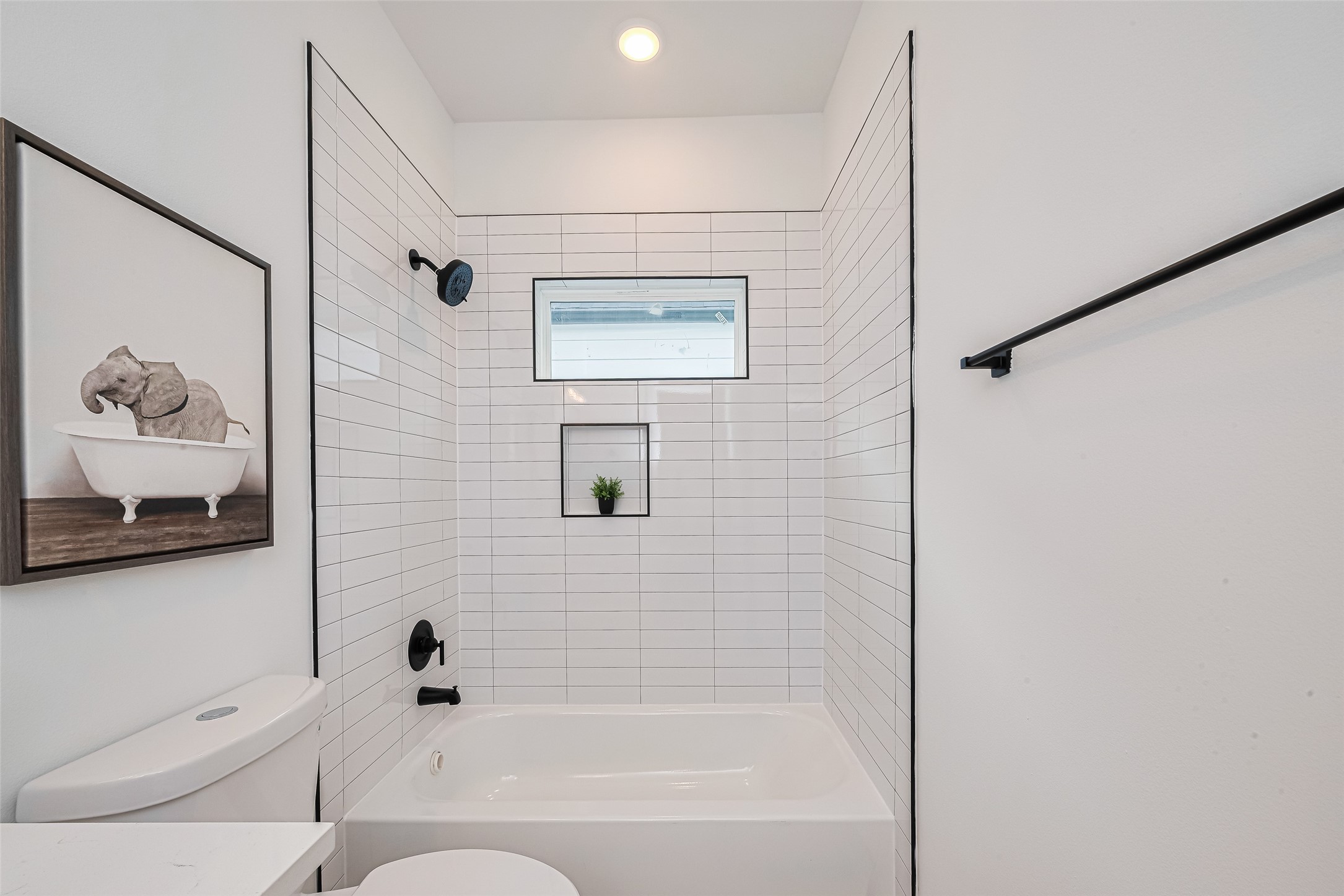 9437 Pembrook Street Houston, TX 77016 - Photo 21 of 25 a bathroom with a bathtub and shower