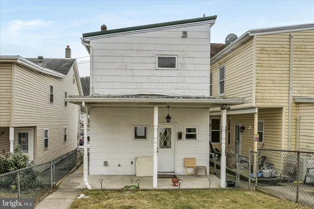 a view of a house with garage