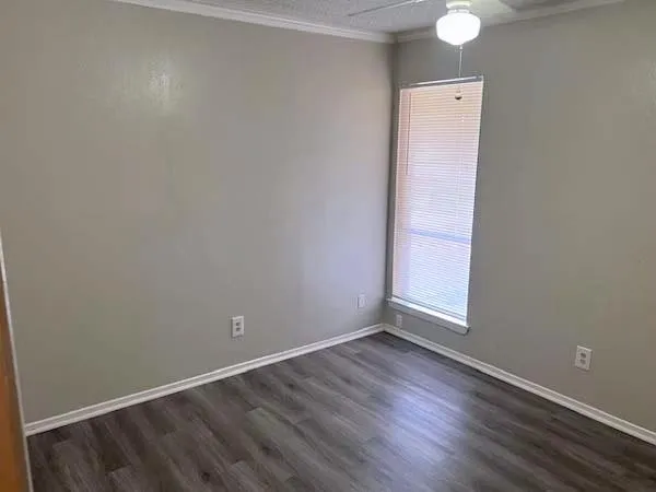 $1,800 | 806 Phillips Drive, Ennis, TX 75119