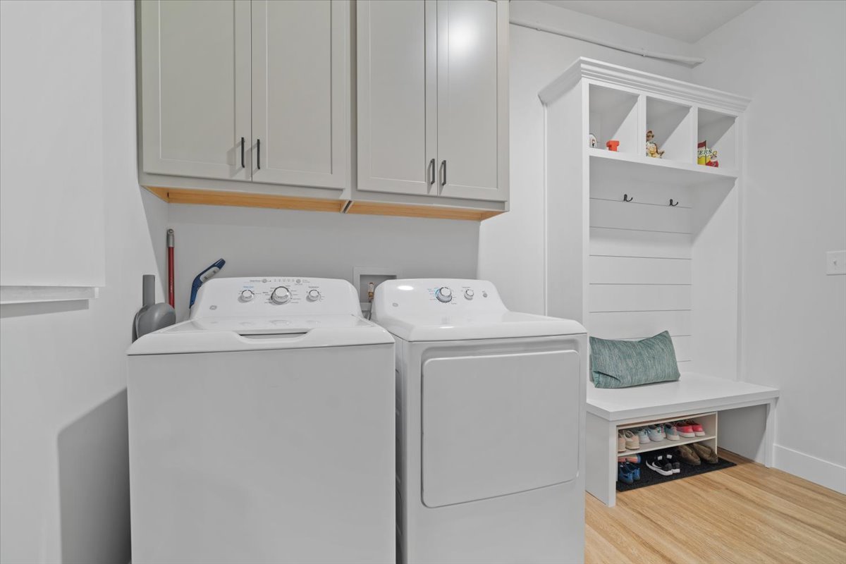 1911 Glenbridge Road Bloomington, IL 61704 - Photo 13 of 36 a utility room with dryer and washer