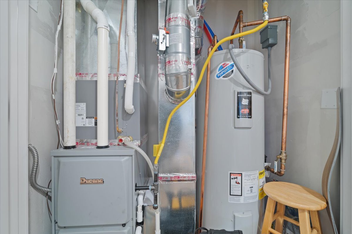 1911 Glenbridge Road Bloomington, IL 61704 - Photo 23 of 36 a utility room with dryer and washer