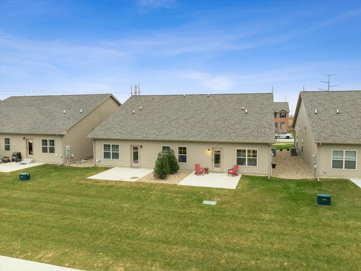 1911 Glenbridge Road Bloomington, IL 61704 - Photo 25 of 36 a front view of a house with garden