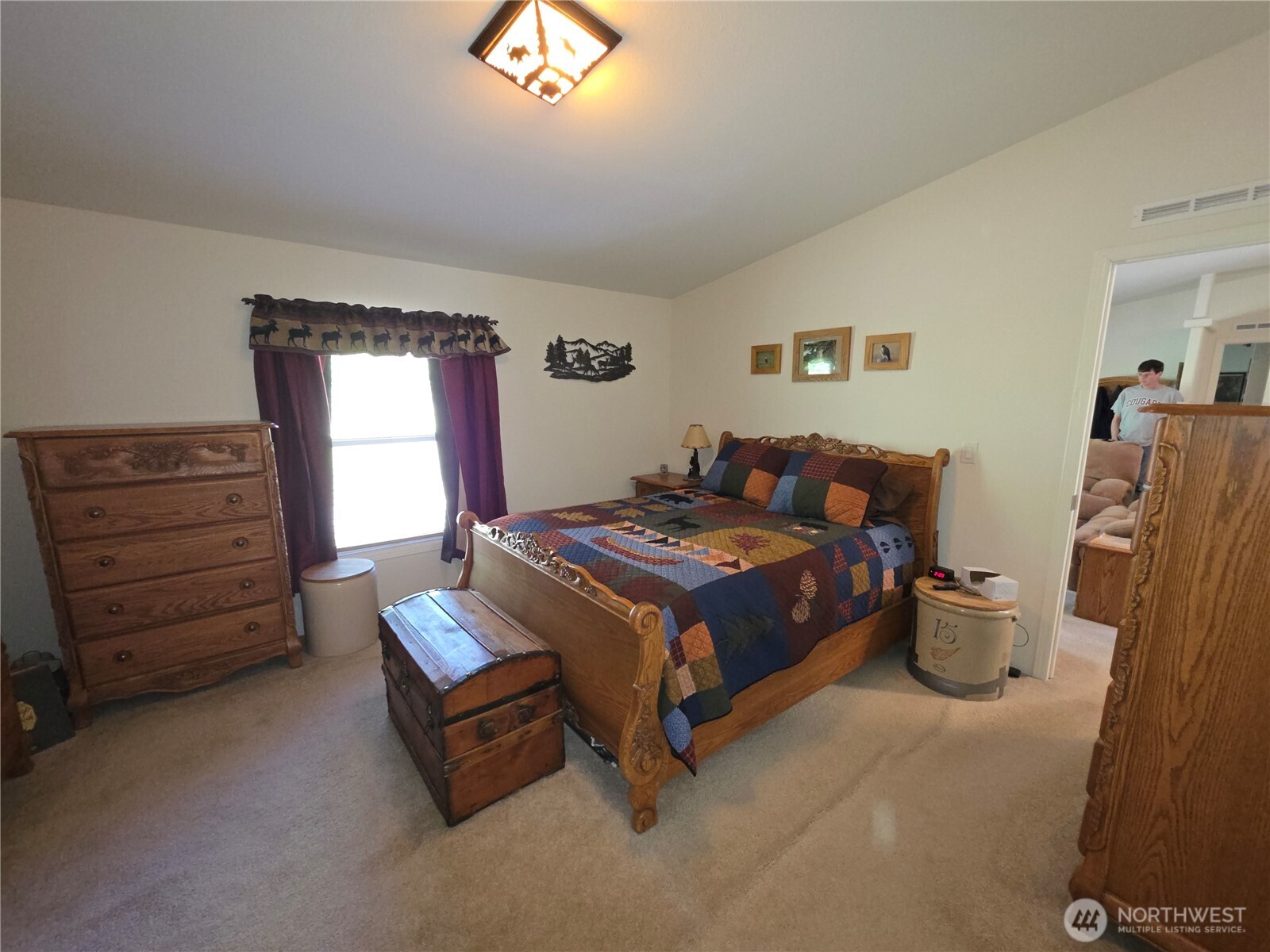 393 Summer Road Tonasket, WA 98855 - Photo 13 of 37 a living room with furniture and a dresser