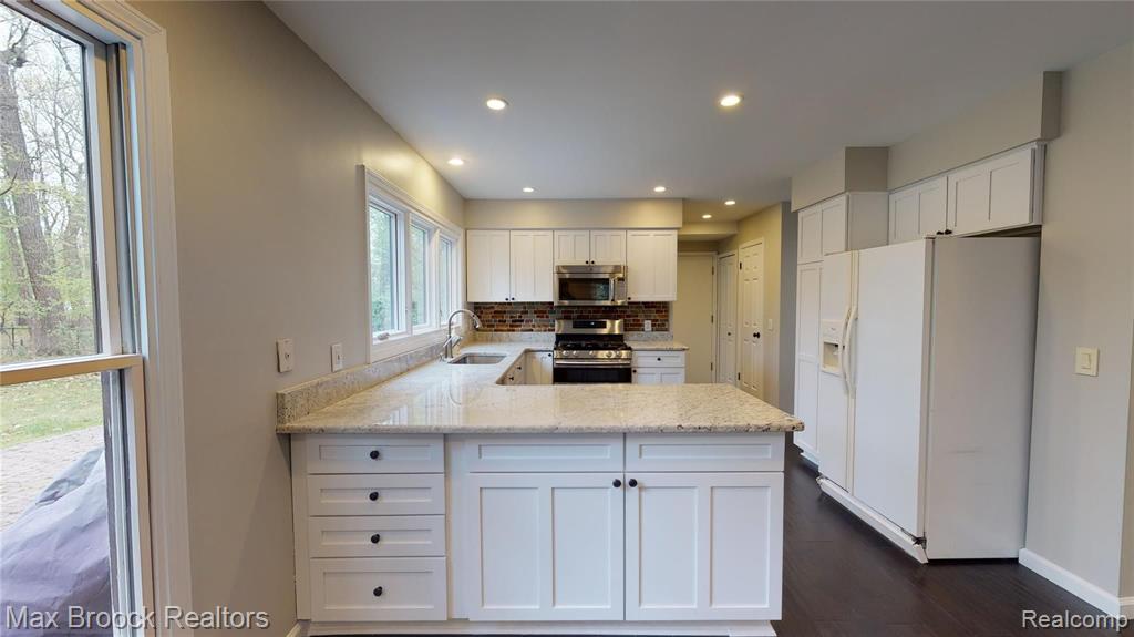4990 Arrowhead Road West Bloomfield, MI 48323 - Photo 7 of 48