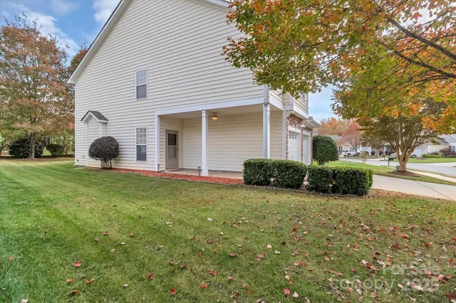 a view of a house with backyard and garden