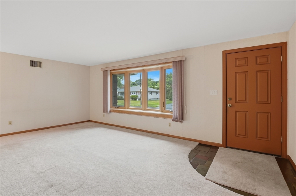 52 Thornton Road Worcester, MA 01606 - Photo 2 of 30