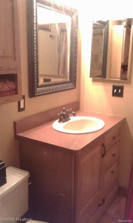 1400 Avon Circle West Rochester, MI 48309 - Photo 19 of 24 19-First Floor Bath.jpg