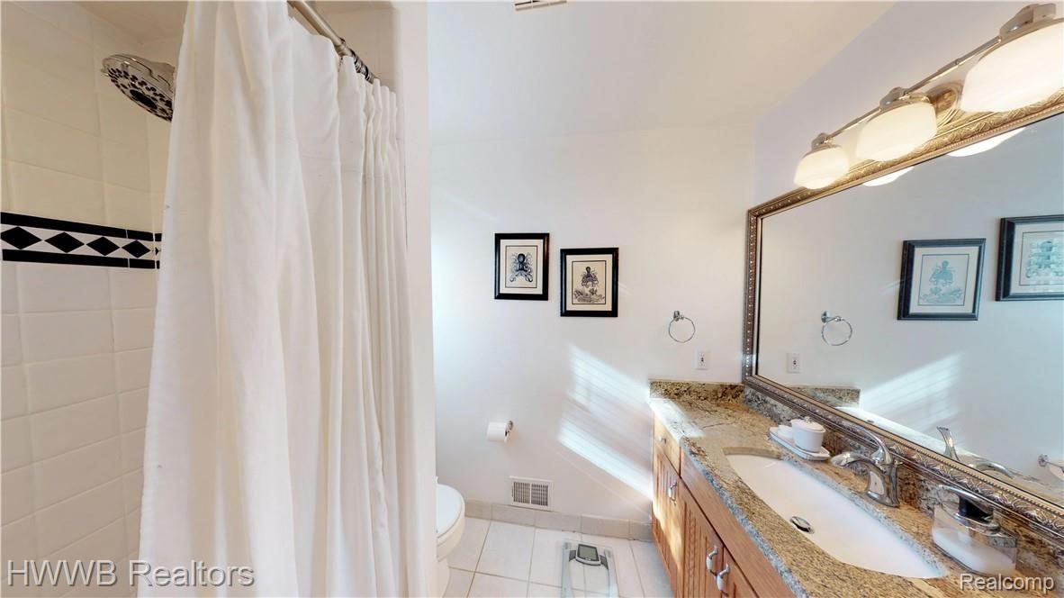 390 East Maryknoll Road Rochester, MI 48309 - Photo 20 of 38 Welcome-To-390-E-Maryknoll-Road-In-Rochester-Hills-21-Full-Bath.jpg