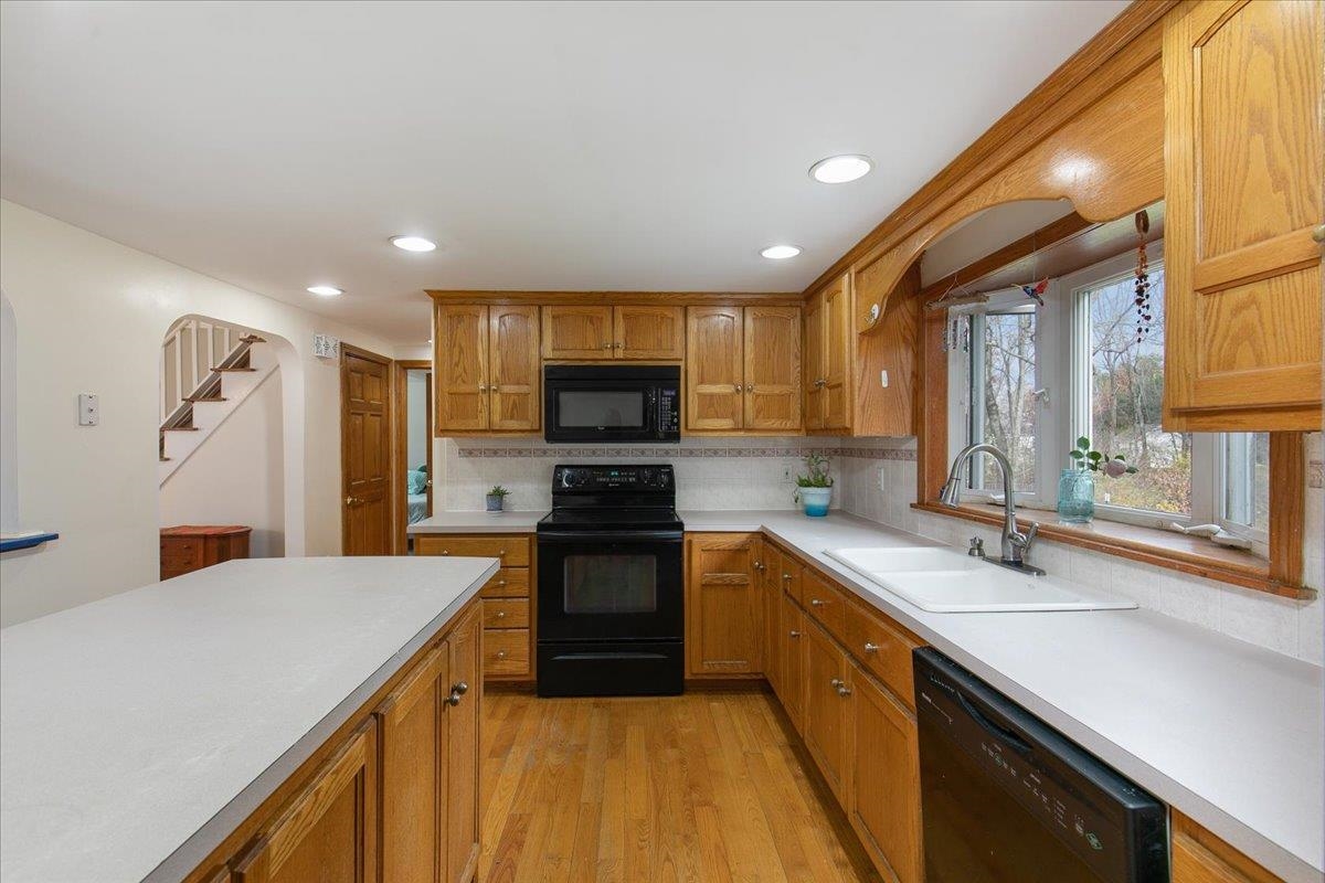 5 Dutton Road Pelham, NH 03076 - Photo 5 of 36