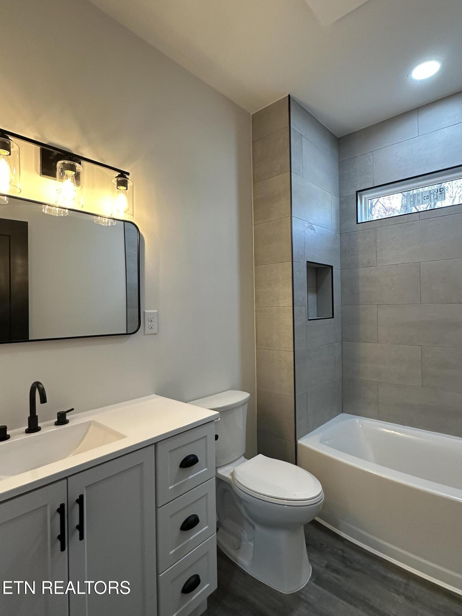 520 Ridge Road Caryville, TN 37714 - Photo 23 of 60 Hall bath