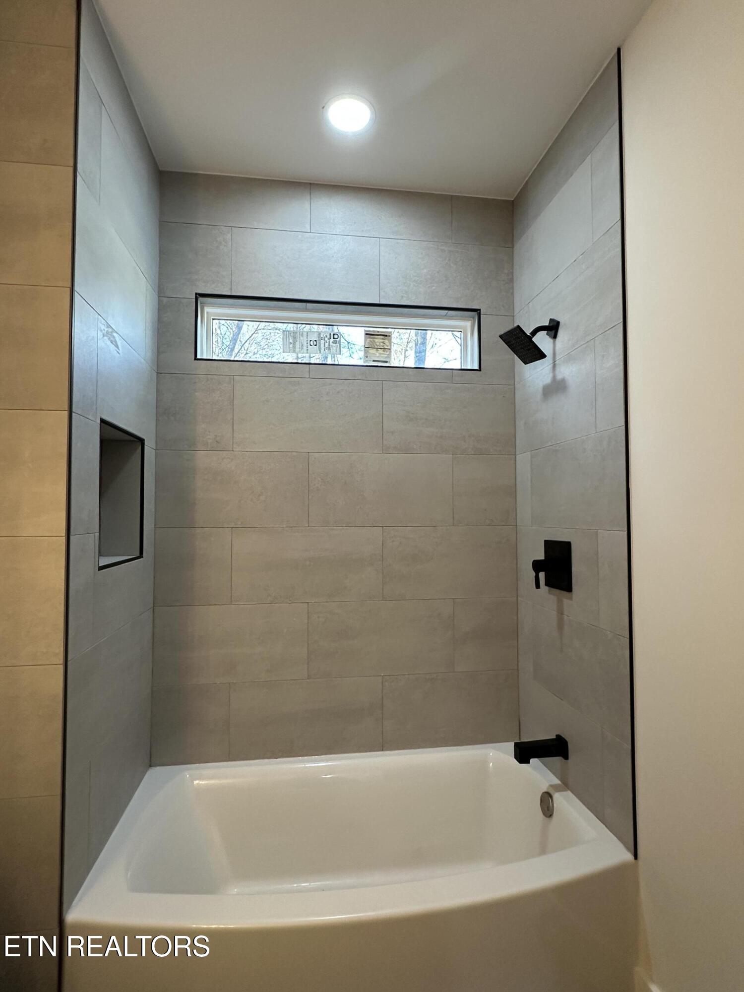 520 Ridge Road Caryville, TN 37714 - Photo 24 of 60 Hall bath