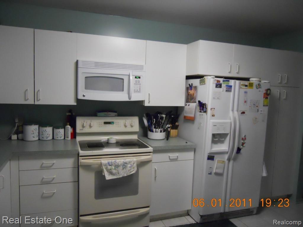 30414 Orchard Lake Road, Unit 6 Farmington, MI 48334 - Photo 3 of 15 KITCHEN