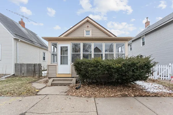 $249,900 | 1231 North Woodbridge Street, St. Paul, MN 55117