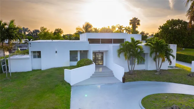 a view of a house with a backyard