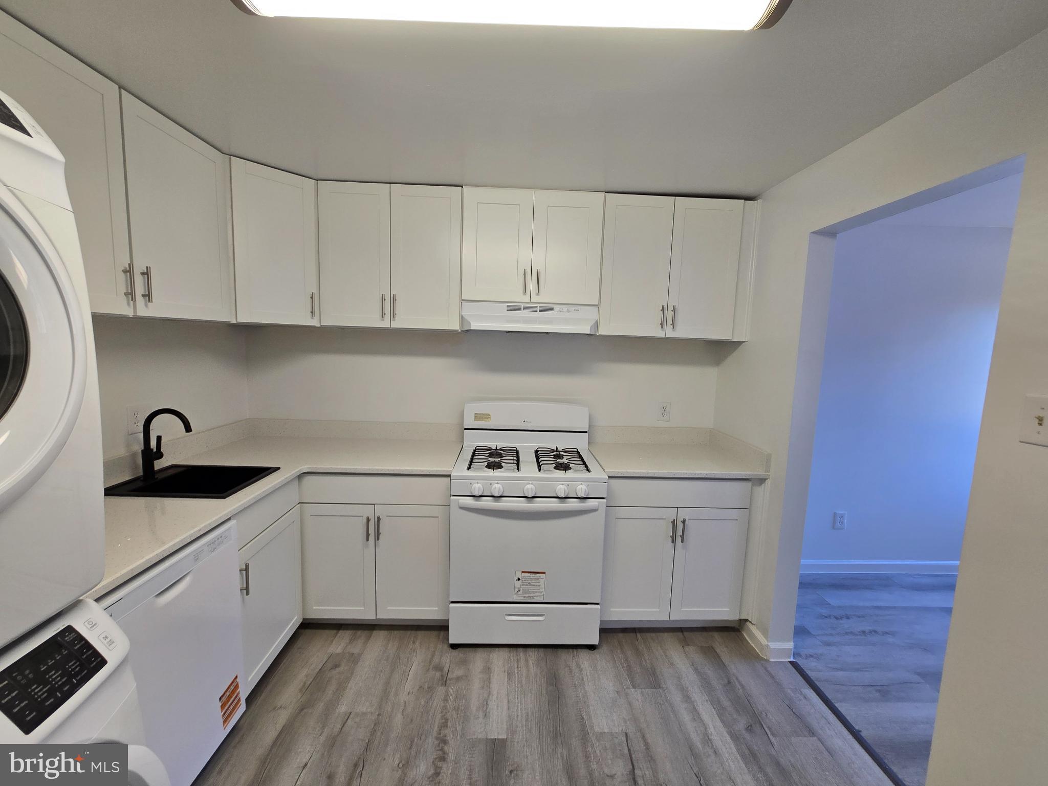 18901 Smoothstone Way, Unit I3 Gaithersburg, MD 20886 - Photo 3 of 36 a kitchen with stainless steel appliances granite countertop a sink stove and cabinets