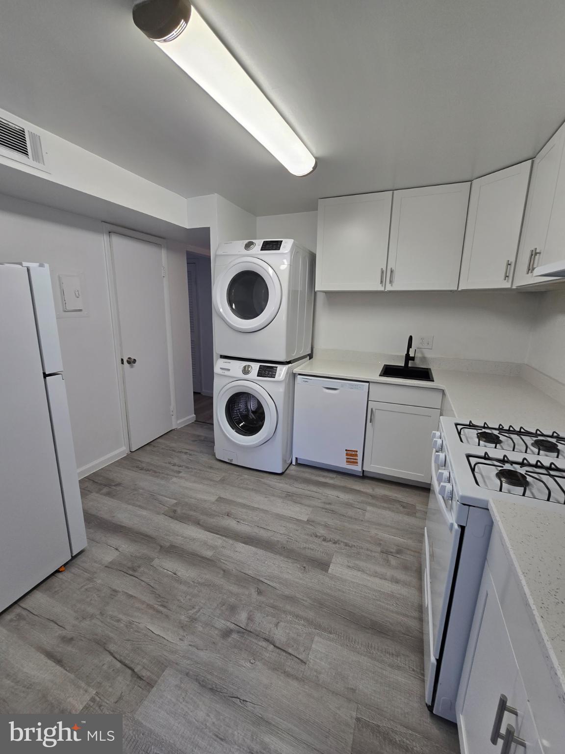 18901 Smoothstone Way, Unit I3 Gaithersburg, MD 20886 - Photo 5 of 36 a kitchen with a stove a sink and a refrigerator